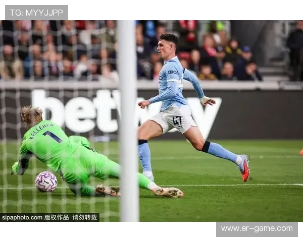 福登凭无球跑动与精准接球展现卓越场上智慧 福登凭无球跑动与精准接球展现卓越场上智慧